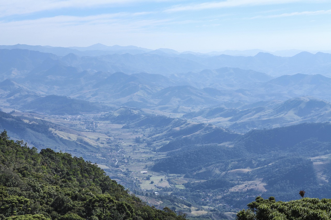 Estrada entre montanhas e vegetação na região da pousada
