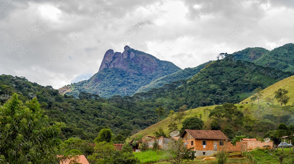 Cachoeira em meio à mata verde
